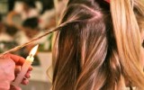 Velaterapia, la singolare tendenza  che spinge le donne a bruciare i capelli